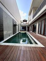 Classy new 5 BR villa in Kuta - B&B
