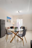 Modern 2BD Apartment with Maltese Balcony & Back Yard - Close to St Julian's & St Georges Bay & Sliema Promenade - Chambres d'hôtes Gzira