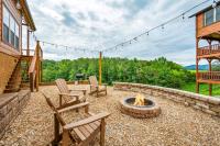 Cozy Cabin with Mountain Views, Hot Tub, Fire Pit, 4Mi to PF Pkwy - Chambres d'hôtes Sevierville
