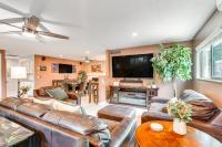 Roomy Tucson Home with Hot Tub and Pickleball Court! - B&B