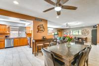 Roomy Tucson Home w/ Hot Tub & Pickleball Court! - Chambres d'hôtes Tucson