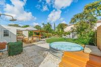 Tank Pool, Putting Green & 1 Mile to the Beach! - B&B Lantana