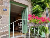 La Petite Madeleine is a Charming 2 Bedroom Pet Friendly Gite situated on Dinan Port - Chambres d'hôtes Dinan