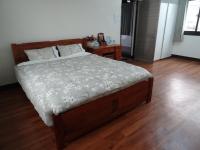 Habitación con cama extragrande.