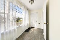 Spacious 4 bedrooms, 5 beds home - 3 Minutes to Downtown Moncton - B&B