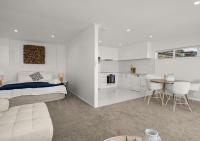 Deluxe One-Bedroom Apartment with Harbour View