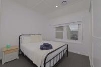 Manuka Village - Sleeps 8 - Free parking x 4 - B&B Kingston