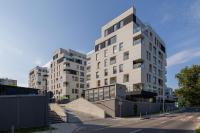 Beżowy Apartament Przy Parku w Katowicach z Widokiem na Staw i Biurkiem by Noclegi Renters - B&B