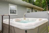 Private Ranch- Entire Home - Hot Tub - Pets & Kids Welcome - King Bed - Fenced Backyard - Free WiFi - Chambres d'hôtes Gahanna