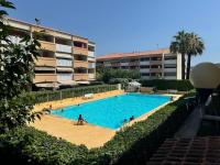 Appart cosy, piscine, clim, parking privé - proche plage - arrivée autonome - lit queen size - B&B