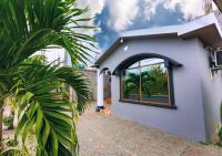 Private Villa in San Cristóbal, 2 Rooms, 6 Beds, AC, WiFi, Kitchen, Washer & Dryer, 4 min from the airport - Tropical - Galápagos Home - Chambres d'hôtes Puerto Baquerizo Moreno