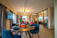 Two Bedroom Apartment, Spacious & Newly Renovated, Three Minutes from the Beach - B&B