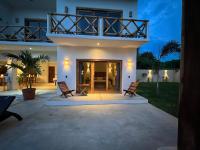 Suite mit Kingsize-Bett und Poolblick