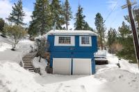Cozy Bear Cottage - Walk to Lake & Village! - B&B