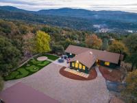 Vista Haven with stunning views/hot tub/mini golf - B&B