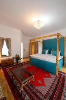 Habitación con cama extragrande y balcón