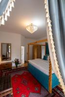 Zimmer mit Kingsize-Bett und Balkon
