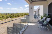 Luxe Waterfront Coastal Retreat - B&B Magenta