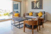 Steps to Tennis and the Beach Shared Pool and Gym - B&B La Paz