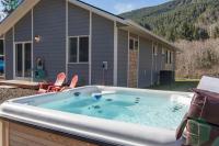 Nehalem Coastal Oasis - Secluded Coastal Home with Hot Tub on 14 Acres - B&B