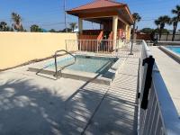 Elegant spacious beachfront, free seasonal beach service, huge lanai - B&B