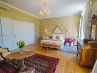 Habitación con cama extragrande y vistas al jardín 