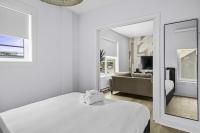 Stylish 1-Bedroom Haven by Jean Talon Market - Bed and Breakfast Montréal