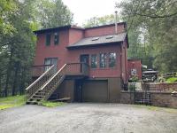 Luxury Pocono Retreat with hot tub, sauna, fire pit, and patio - Chambres d’hôtes East Stroudsburg