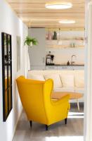 Colorful brand new apartment with free parking - Chambres d’hôtes