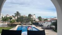 'Casa Empuria' Luxury pool house by the canal with jetty - Chambres d'hôtes Empuriabrava