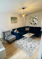 Entire two bed house with gated off street parking - B&B