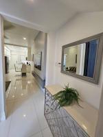 Choose To Be Happy at The GAIA 2-Bedroom w Pool - B&B Kingston