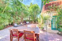 Casa Van Lopik Jardin- Tiki-Bar, Balcony, Tropical Patio, 250 steps to Beach and Village! - Chambres d'hôtes Siesta Key