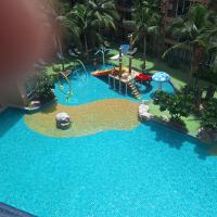 Zimmer mit Kingsize-Bett und Poolblick