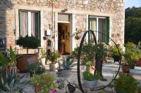 Chambre Bounty, B&B, cuisine privée, lit queen size, terrasse, parking, garage - Bed and Breakfast Olliergues