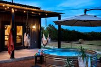 Container Haus, Hot Tub, Cowboy Pool, Pet Friendly! - B&B Fredericksburg