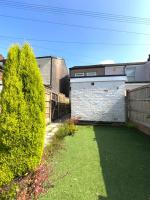 Stunning Escape - 3 Bedroom House in Wigan - B&B