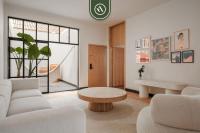 Centric 3BR Condo in Downtown with Patio - Bed and Breakfast