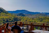 Modern Mtn Retreat Patio & Cozy Fall Vibes - B&B Gatlinburg