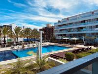 Apartment with Pool View