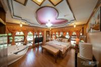 Honeymoon Suite