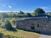Renovated Barn with Pond View - Ferienwohnung