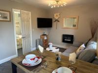 Lesbury Lodge - (a 'bijou residence') with hot tub - B&B Alnwick