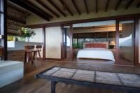 Zimmer mit Kingsize-Bett und Seeblick