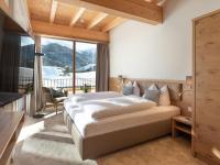 Deluxe Penthouse Apartment with City View