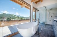 Deluxe Penthouse Apartment with City View