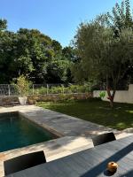 studio sur jardin et piscine - B&B
