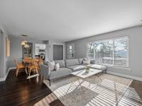 Stylish and Bright 3Bd Home, Amazing Deck, Game Room, Free Parking - Bed and Breakfast Pittsburgh