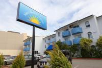 Light & Bright Apartment, 5 minute walk to the Beach - B&B