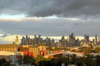 Eloquent Executive Footscray Apt with parking & pool - B&B Melbourne